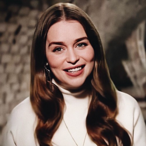 Emilia-Clarke-54531f94df85882ad3e19.jpg