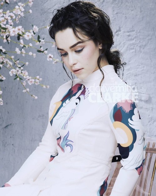 Emilia-Clarke-5456881ae21d42f590ed3.jpg