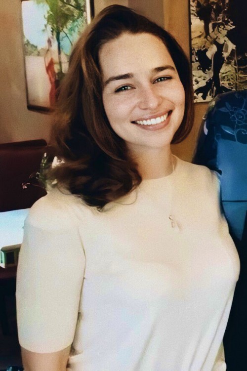 Emilia-Clarke-54919.jpg