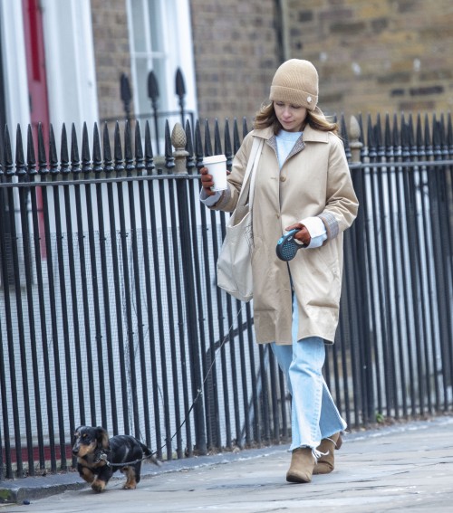 Emilia-Clarke-55140cba865678f2f079d.jpg