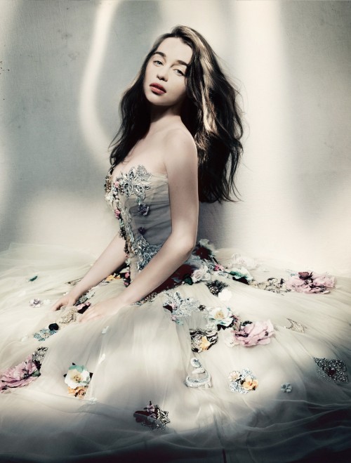 Emilia-Clarke-5514299bb6635f51af032.jpg