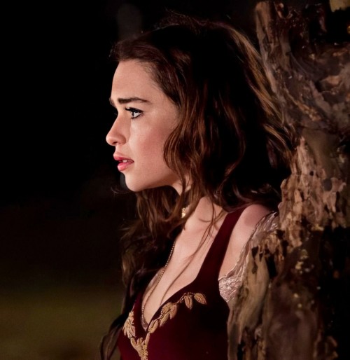 Emilia-Clarke-56544bc255fbfd54eff83.jpg