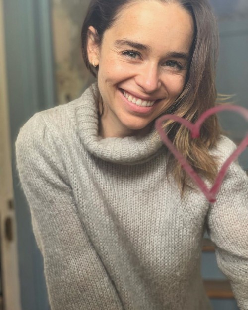 Emilia-Clarke-5727974893de6d13a95d2.jpg