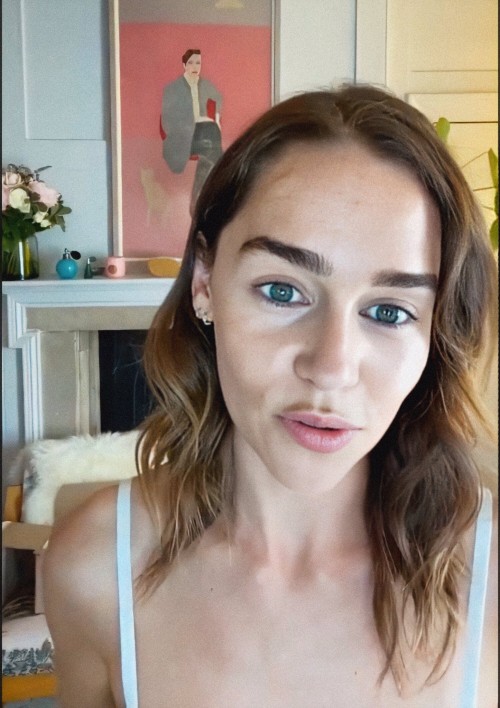 Emilia-Clarke-590019c060ded1d714571.jpg