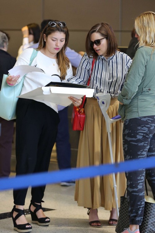 Emilia-Clarke-590327b0160e1d7cd8abb.jpg