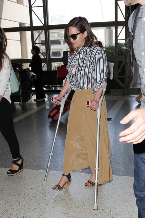 Emilia-Clarke-59034fcc5629ff31c5276.jpg