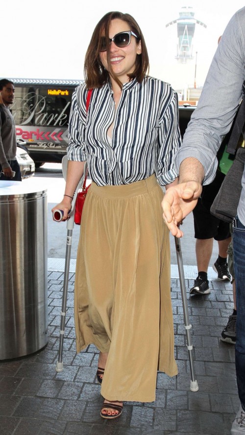 Emilia-Clarke-5904022b11169a7b845d2.jpg