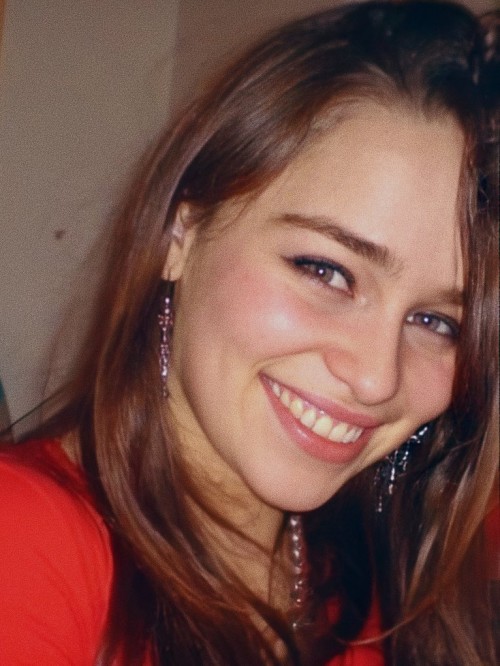 Emilia-Clarke-590525ff7bbae1fa1d6ad.jpg