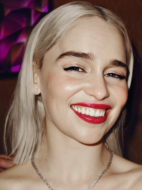 Emilia-Clarke-59060969bc790c1f98a28.jpg