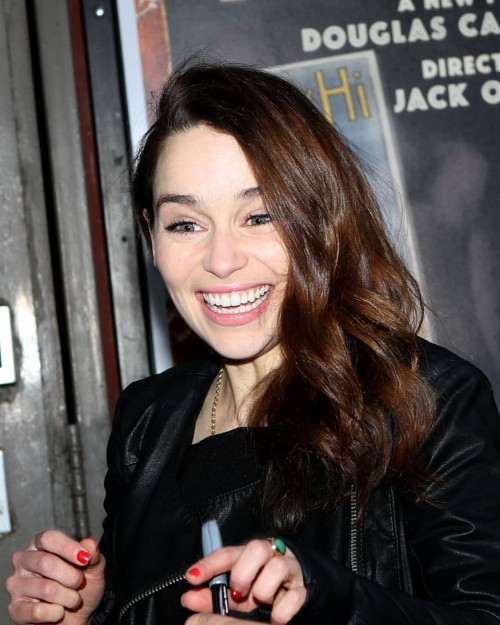 Emilia-Clarke-590620bfd844505f0b413.jpg