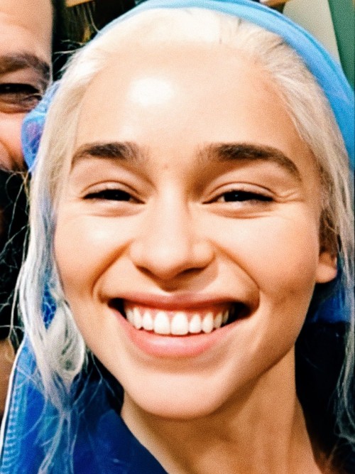 Emilia-Clarke-59064f67be4ad87fbc8ab.jpg