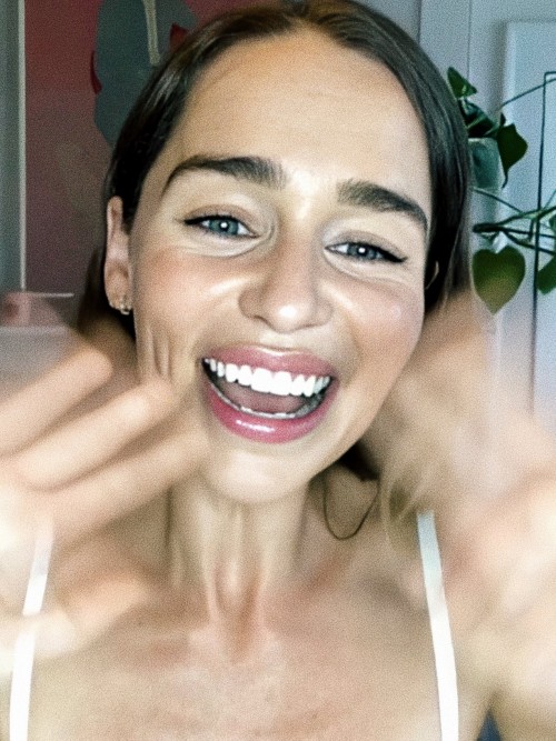 Emilia-Clarke-59067b347748cf18c74d1.jpg
