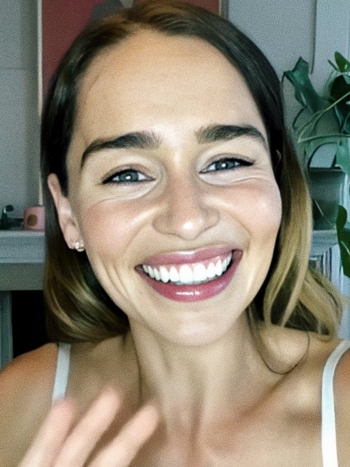 Emilia-Clarke-59068f789daaa4b569aa7.jpg
