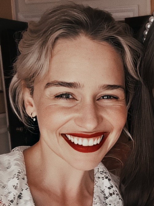 Emilia-Clarke-6000932cd02793ab0e5e2.jpg