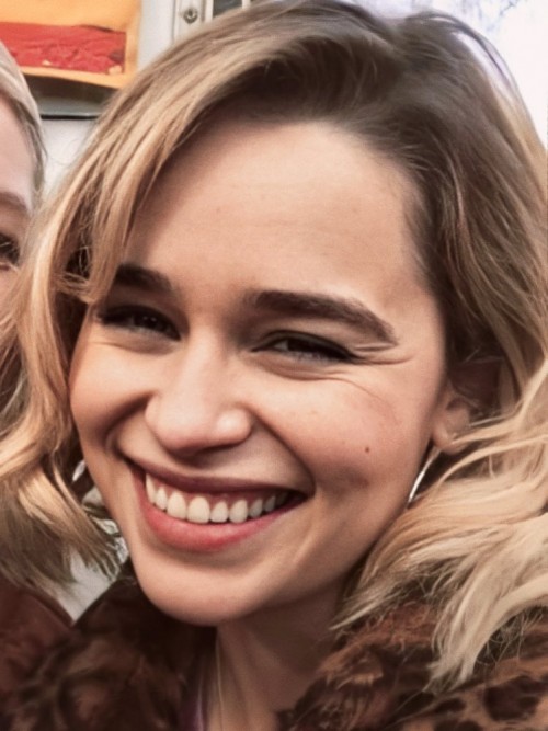 Emilia-Clarke-6002366827ba13b1b767e.jpg