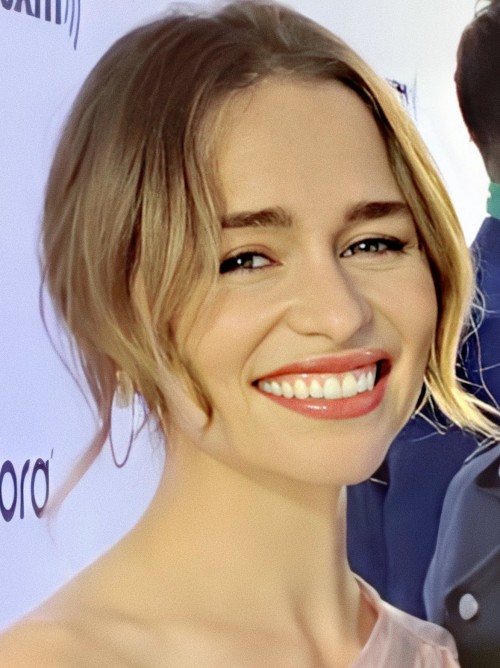 Emilia-Clarke-60284.jpg