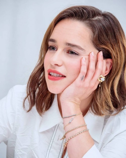 Emilia-Clarke-60354.jpg