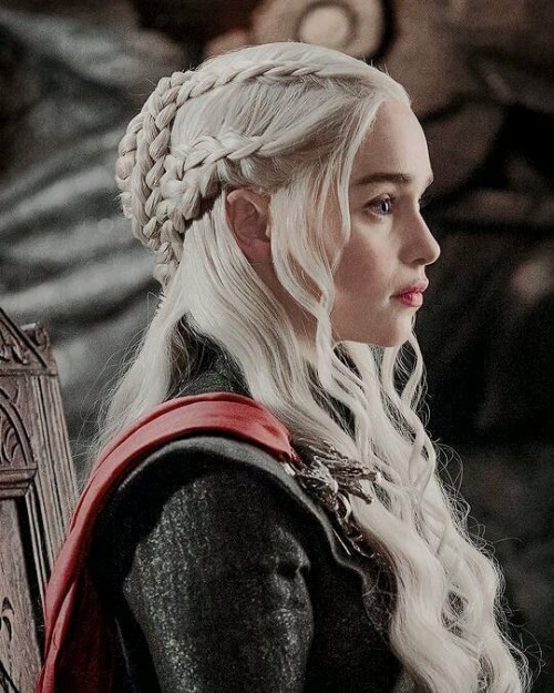 Emilia-Clarke-61047a6908908b3935275.jpg