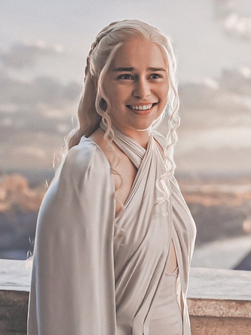 Emilia-Clarke-61061.jpg