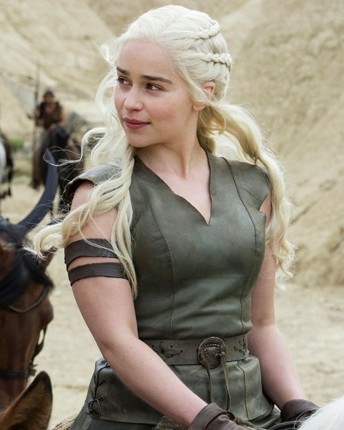 Emilia-Clarke-61080079013fcef3a1c4f.jpg