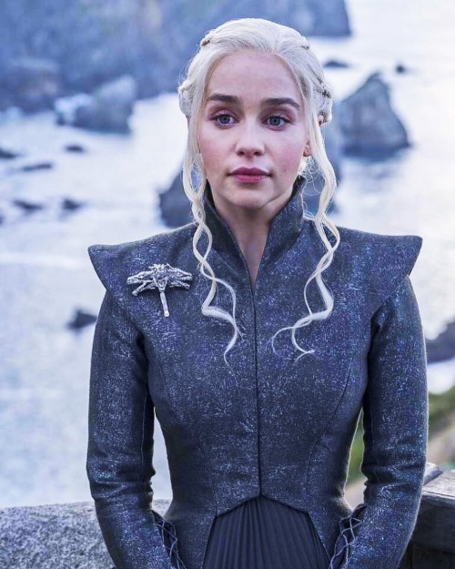 Emilia-Clarke-6108588a04075b7d23016.jpg