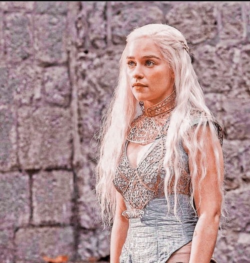Emilia-Clarke-6108691c63bdae58fef53.jpg