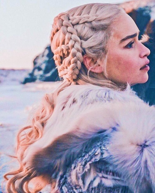 Emilia-Clarke-61087fc09043b6eed7366.jpg