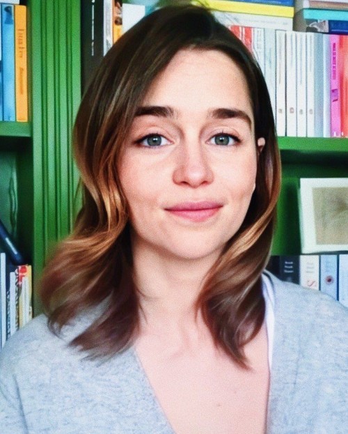 Emilia-Clarke-6109201750e07ddb9366e.jpg