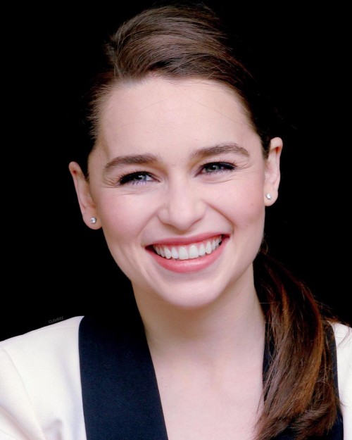 Emilia-Clarke-63518de04c3bd13c72717.jpg