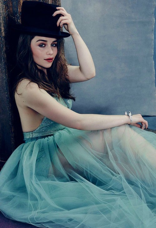 Emilia-Clarke-63554b7f61d41594a5b87.jpg