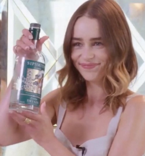 Emilia-Clarke-635587e5064c6885fdc28.jpg