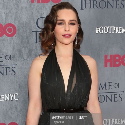 Emilia-Clarke-6356703abd2e7219471a8.jpg