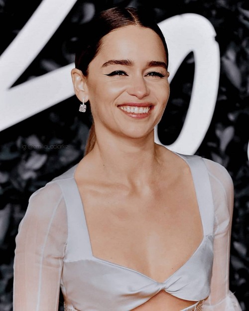 Emilia-Clarke-63638824c09c07988bd3e.jpg