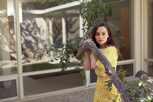 Emilia-Clarke-6424477aa8b2271ec6cea.jpg