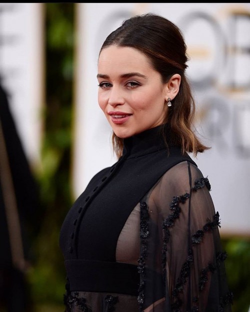 Emilia-Clarke-64282935f7062eb3bc7a7.jpg