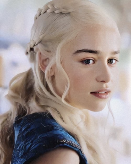 Emilia-Clarke-702739fb9532da62e23fd.jpg