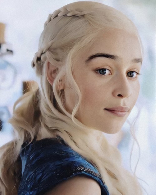 Emilia-Clarke-702747d6b992b16cba430.jpg