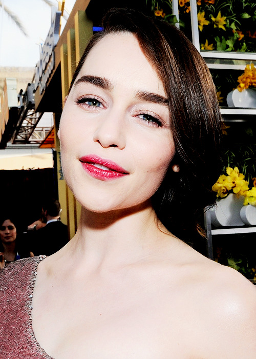 Emilia-Clarke-70278c917d2588be02a2a.jpg