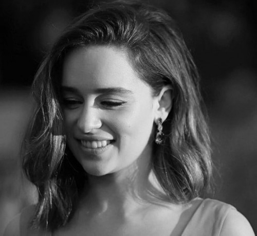 Emilia-Clarke-702845b5b6642407a29a5.jpg