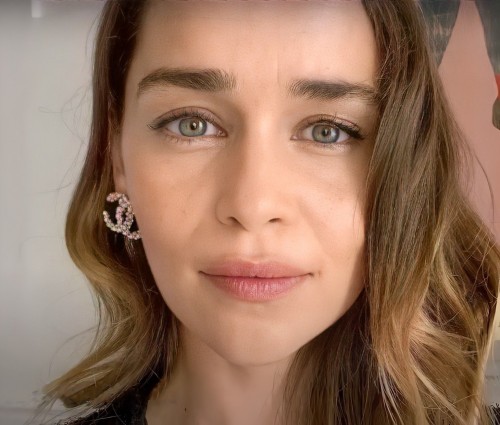 Emilia-Clarke-702861d00332ec1d64dd8.jpg