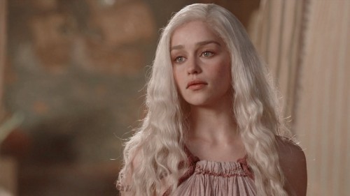 Emilia-Clarke-702938588213ce65084be.jpg