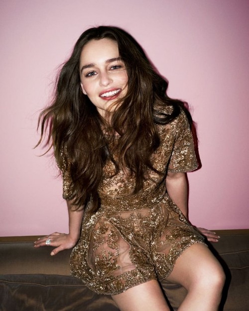 Emilia-Clarke-70316359d211290d386cb.jpg