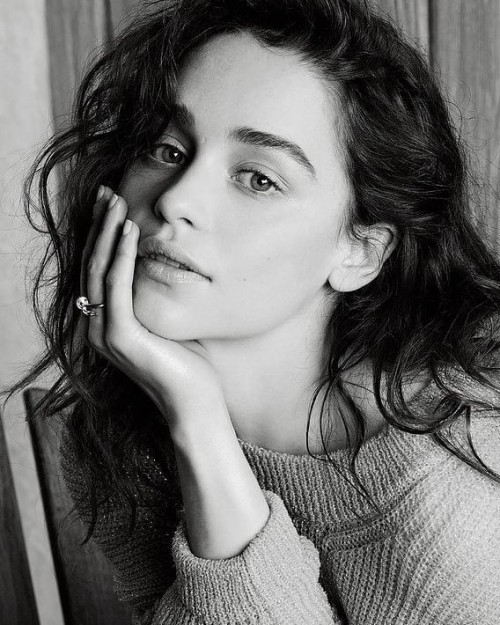 Emilia-Clarke-7031727116f0e9b9f29a1.jpg