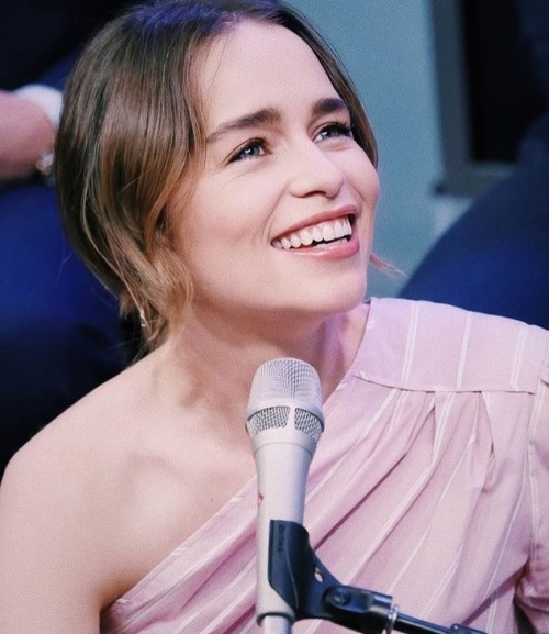 Emilia-Clarke-703614e690f97da038b07.jpg