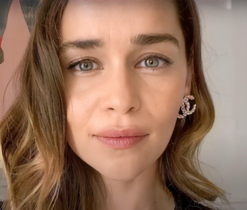 Emilia-Clarke-70389629b0d6061df7254.jpg