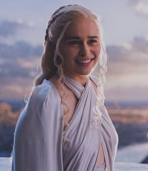 Emilia-Clarke-70507ebfc463d64b3d28c.jpg