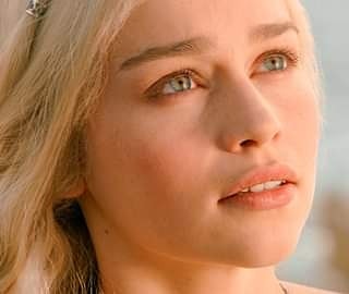 Emilia-Clarke-73962.jpg