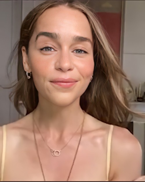 Emilia-Clarke-766892f8777d5e25ea781.jpg