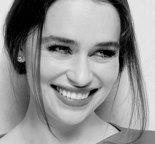 Emilia-Clarke-768477ee66343ef8845a7.jpg