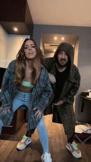 Twerk-Jeans-Snaptik_7006378700463705350_vanessa-mai.gif